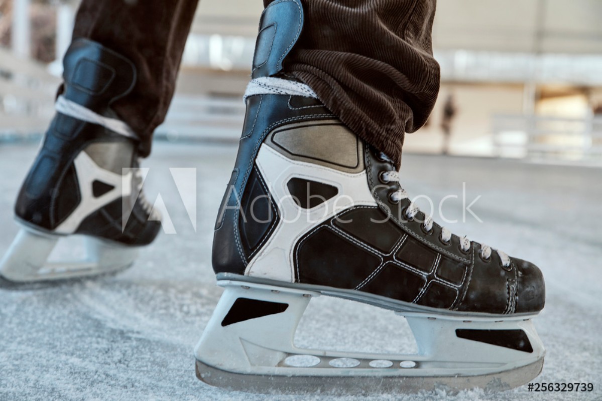 Afbeeldingen van Close up of the legs of an ice skating man
